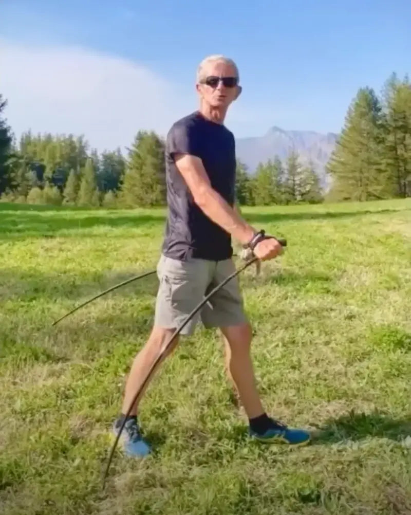 Jean-Pierre GUILLOTEAU dans un champ lors d'un stage de marche nordique avec les bâtons à courbure intégrale